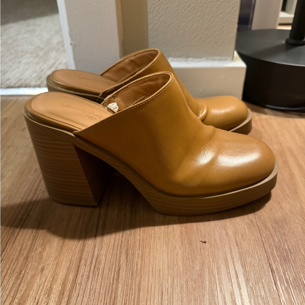 Universal Thread Camel Tan Leather Platform Mule Heels